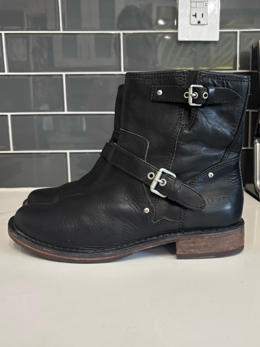 Ugg Fabrizia Black Leather Buckled Ankle Booties Shearling Lined Size 8